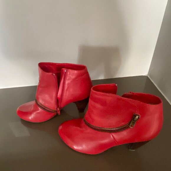 Red heeled ankle boots with side zipper - Picture 3 of 3